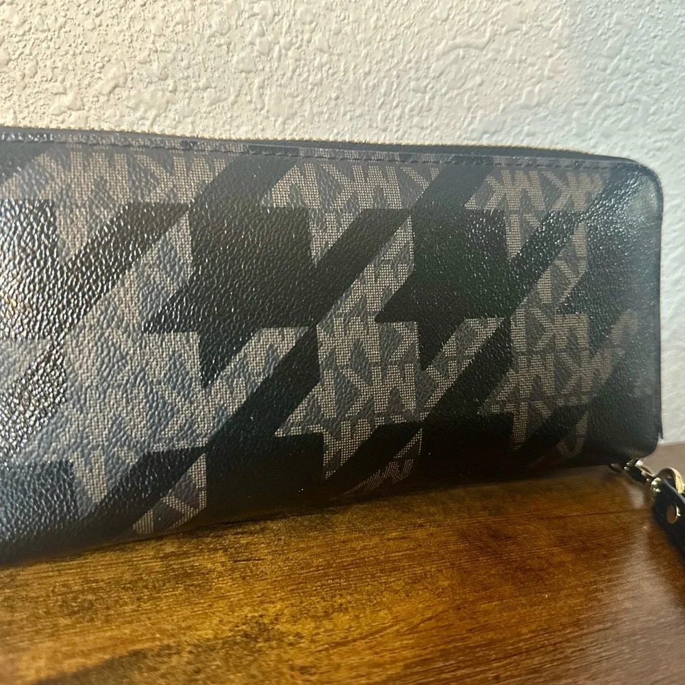 Michael Kors Brown Leather Women's Wristlet Wallet 9 Inches Long - Picture 2 of 7